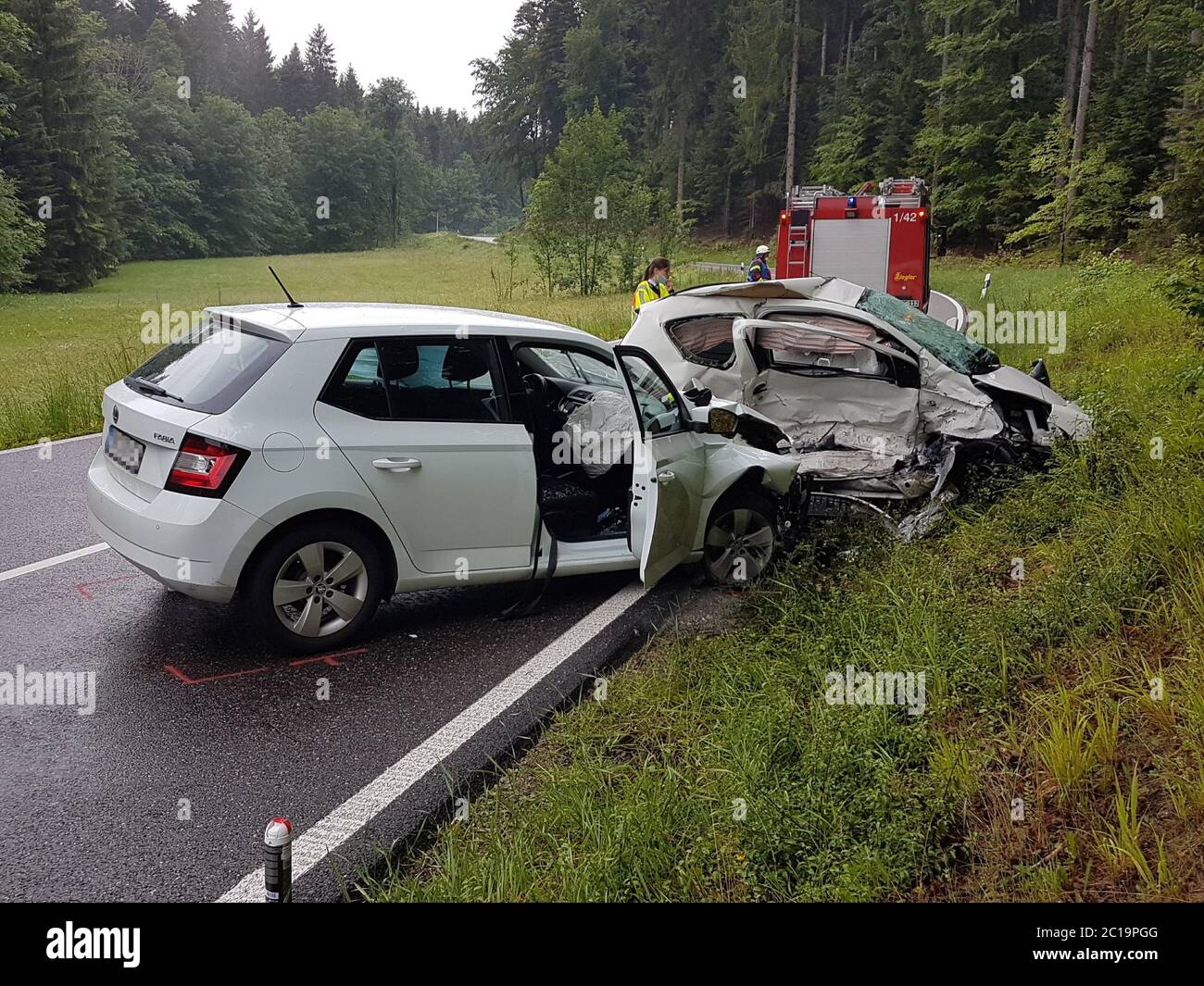 Oberreichenbach, Deutschland. Juni 2020. Zwei Unfallfahrzeuge stehen nach einer Kollision auf einer Straße. Nach ersten Polizeiberichten starb eine Person bei dem Verkehrsunfall. (To dpa: 'Tödlicher Autounfall mit zwei Schwerverletzten') Quelle: Gress/SDMG/dpa - ACHTUNG: Die Kennzeichen wurden aus persönlichen Gründen verpixelt./dpa/Alamy Live News Stockfoto