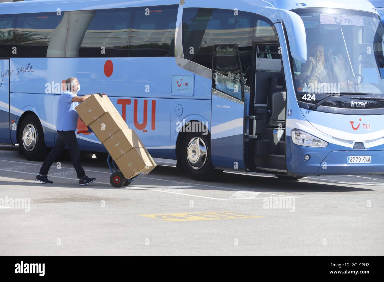 Palma, Spanien. Juni 2020. Ein Arbeiter trägt Kisten am Flughafen von Palma de Mallorca, bevor die ersten Reisenden ankommen. Nach wochenlanger Coronapause wird am Montagmorgen das erste Flugzeug aus Deutschland erwartet. Quelle: Clara Margais/dpa/Alamy Live News Stockfoto