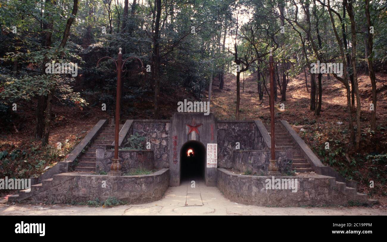 Monumentaler Tunnel aus der Ära der Kommunistischen Revolution in Shao Peak in der Nähe der Stadt Shaoshan in der Provinz Hunan China Stockfoto