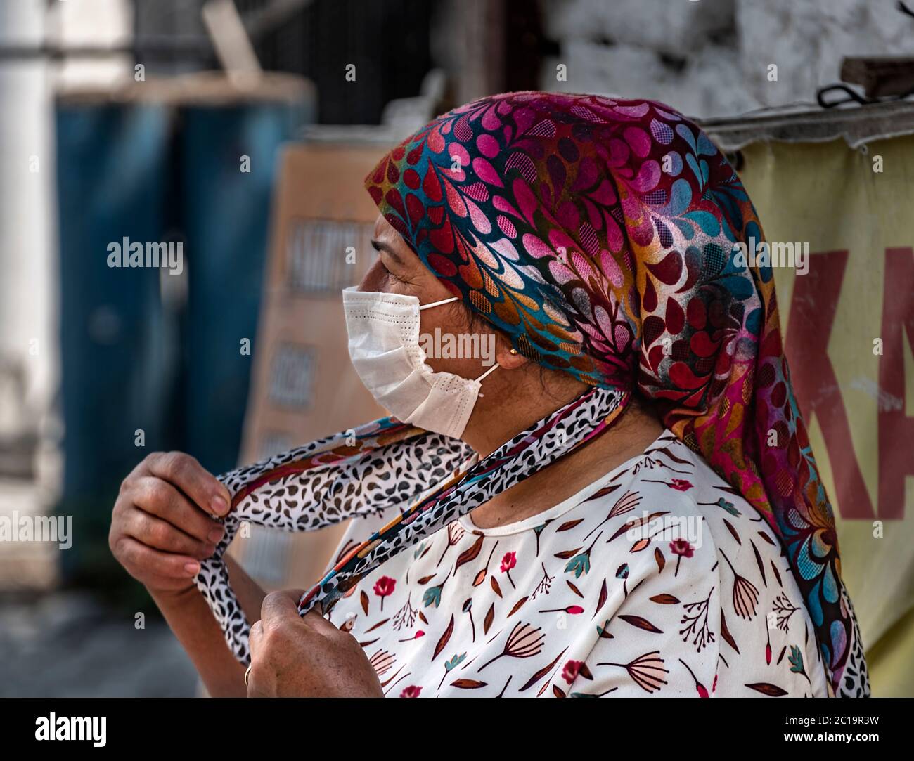 Bauernfrau trägt eine Maske, um vor dem Habsucht zu schützen 19 Stockfoto