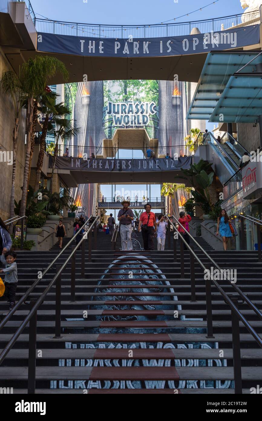 Los Angeles, Hollywood, USA- 10. Juni 2015: Tor zum Courtyard Dolby Theater mit einer großen Werbung für Jurassic Park, Los Angeles, Hollywood, USA. Stockfoto