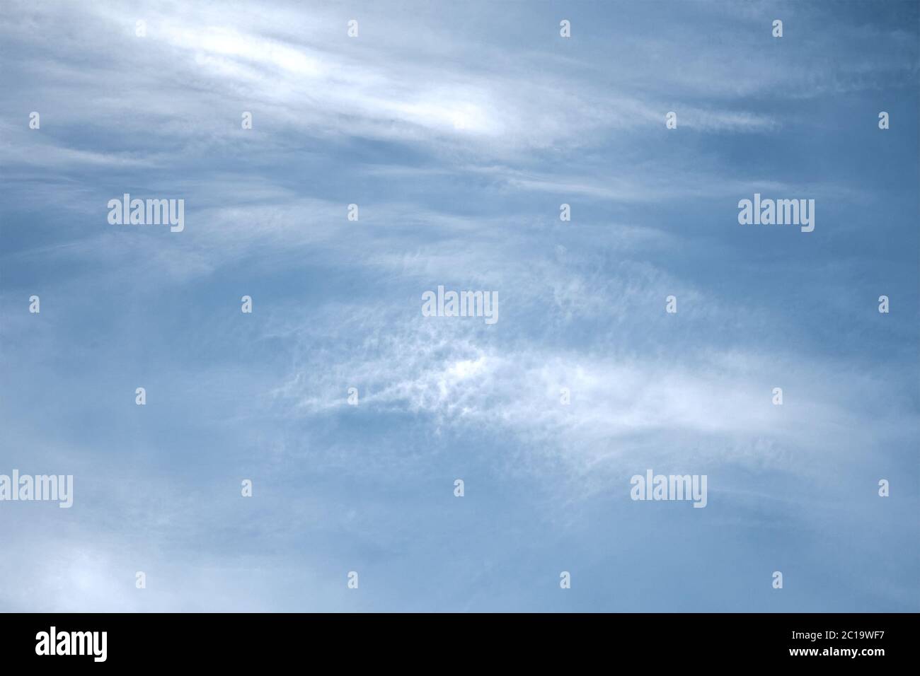 Strahlend blauer Himmel mit weißen Wolken mit Platz für Text, Hintergrund. Die große blaue Himmel und Wolken Stockfoto