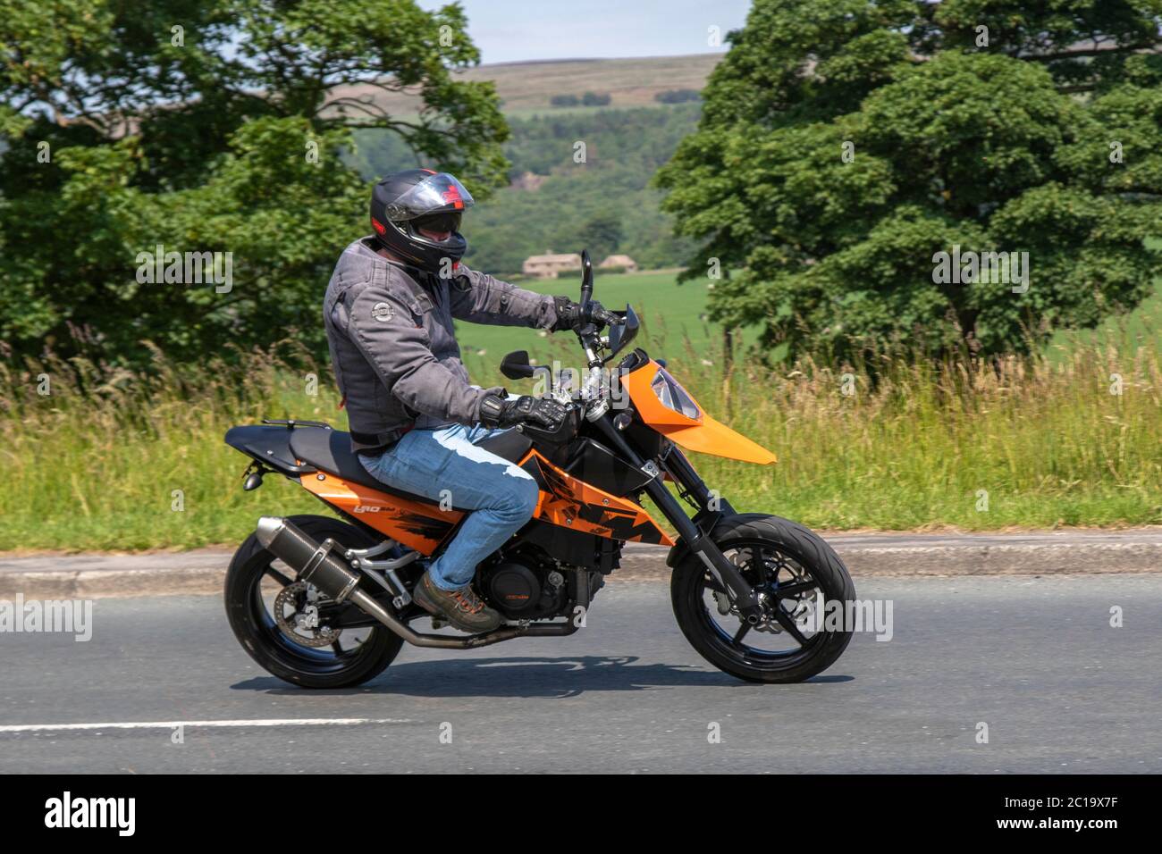 2007 orange graue KTM 690 LC4 Supermoto; Motorradfahrer; zweirädriger Transport, Motorräder, Fahrzeug, Straßen, Motorräder, Motorradfahrer fahren in Chorley, Großbritannien Stockfoto