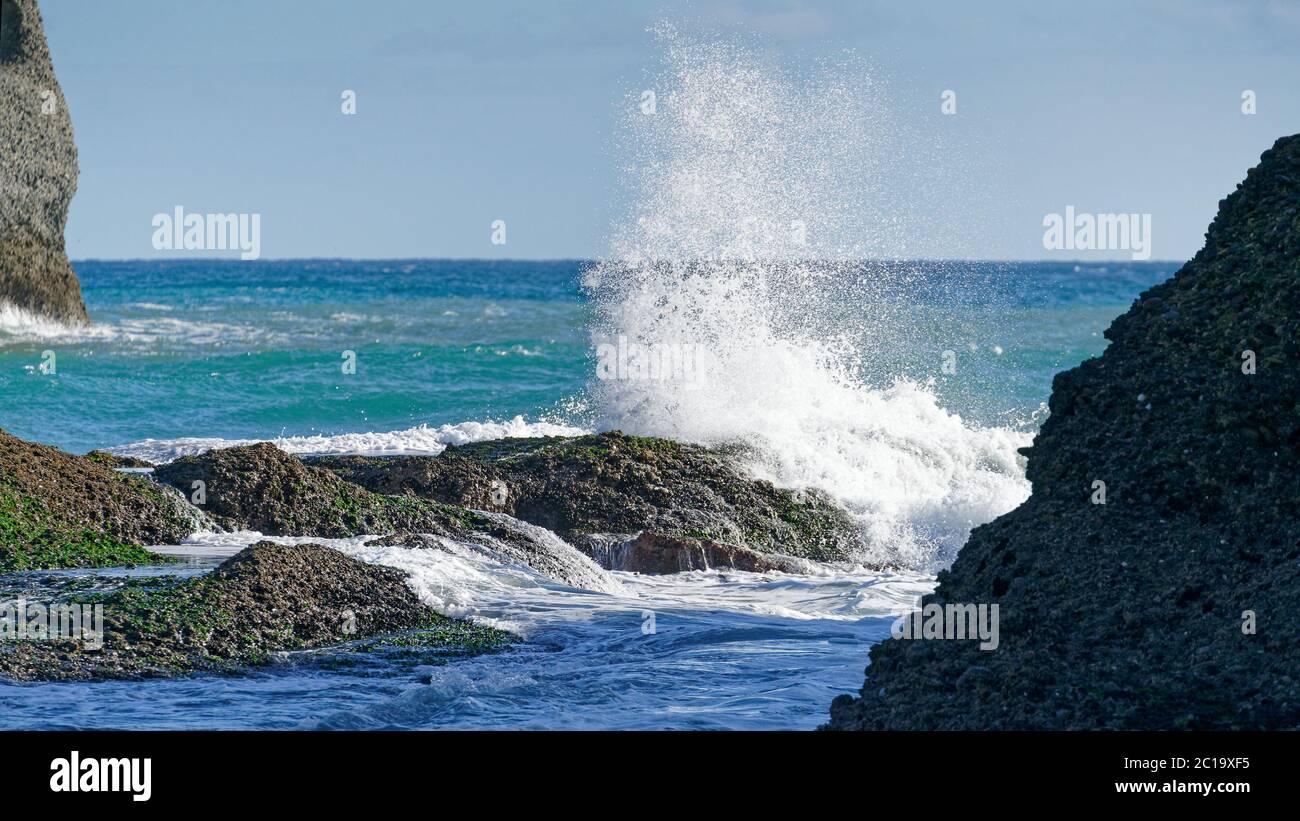 Wellen schlagen auf Felsen, Wharariki Beach, Golden Bay, Neuseeland. Stockfoto