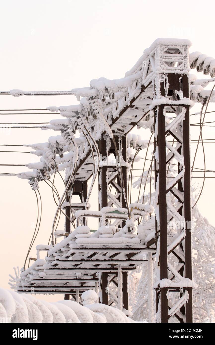 Glasolator an der Stromleitung. Isolator von elektrischen Hochspannungsleitungen Stockfoto