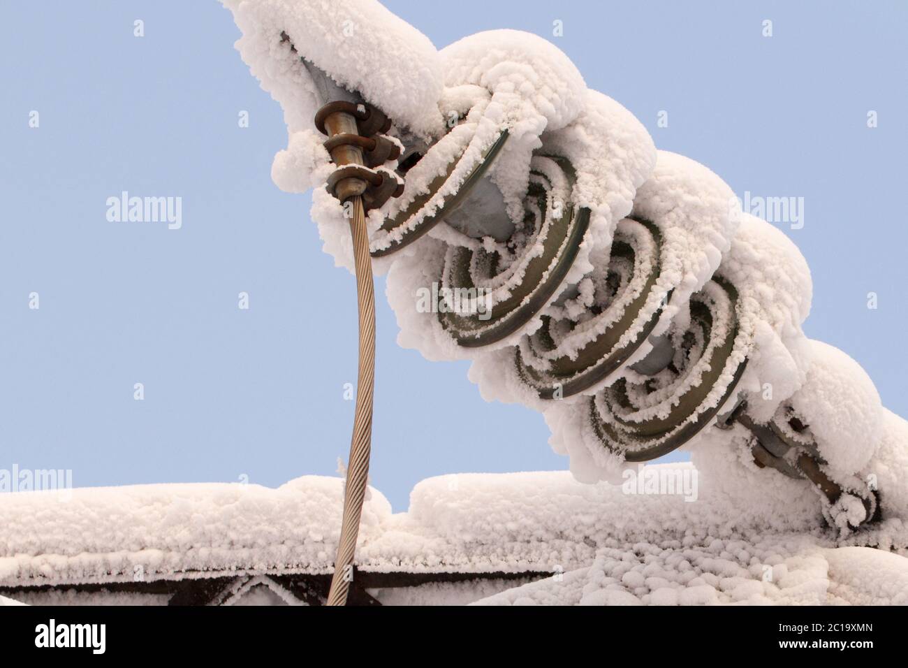 Glasolator an der Stromleitung. Isolator von elektrischen Hochspannungsleitungen Stockfoto