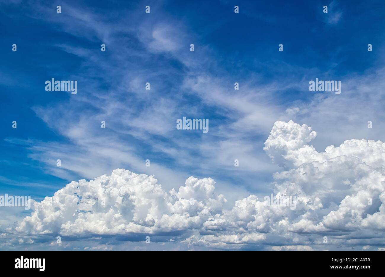 Blauer Himmel mit weißen flauschigen Wolken. Schönheit Natur Szene Hintergrund. Stockfoto