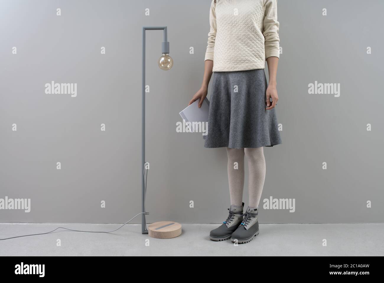 Mädchen mit Buch und Edison lamp Stockfoto