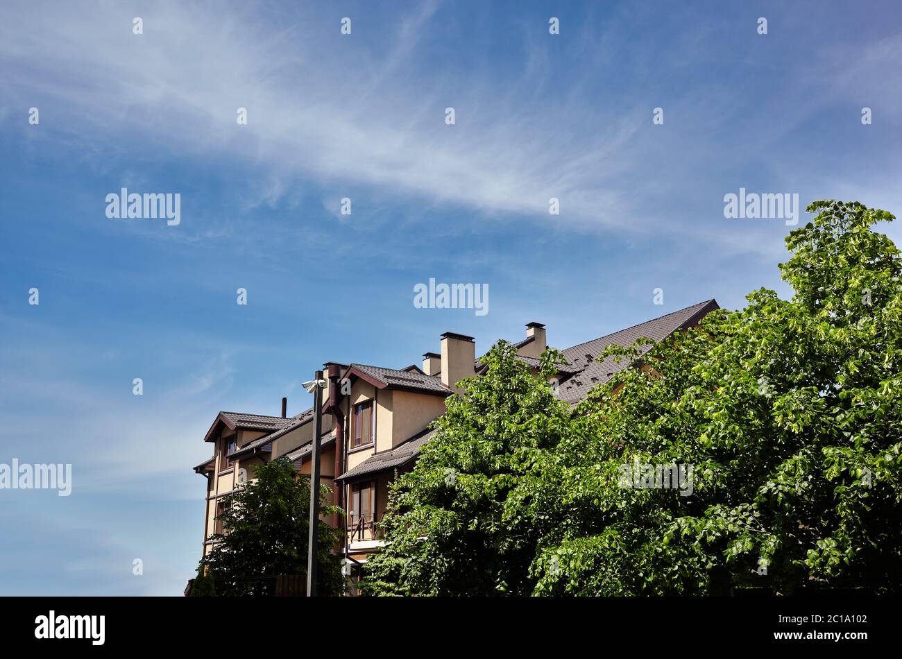 Fassade eines europäischen Vorstadtgebäudes. Villa oder Restaurant im Park. Panorama-Stil Stockfoto