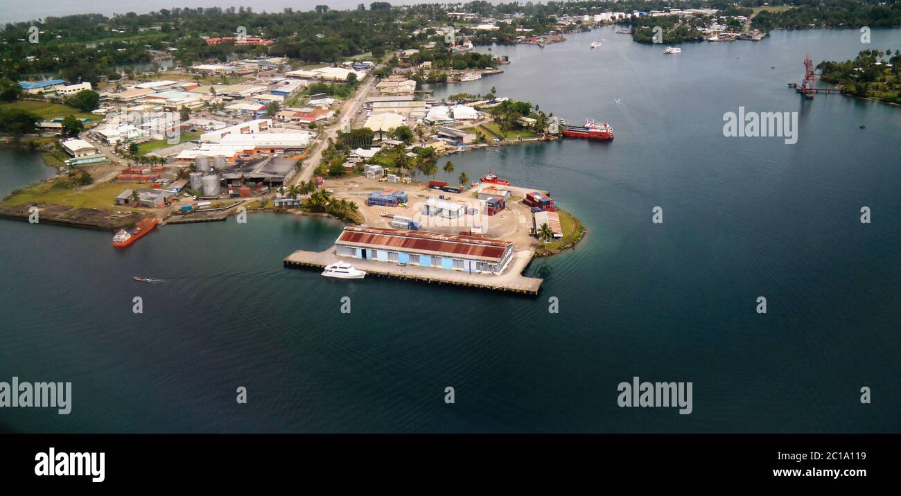Luftaufnahme zur Bucht von Madang und Stadt, Papua-Neuguinea Stockfoto
