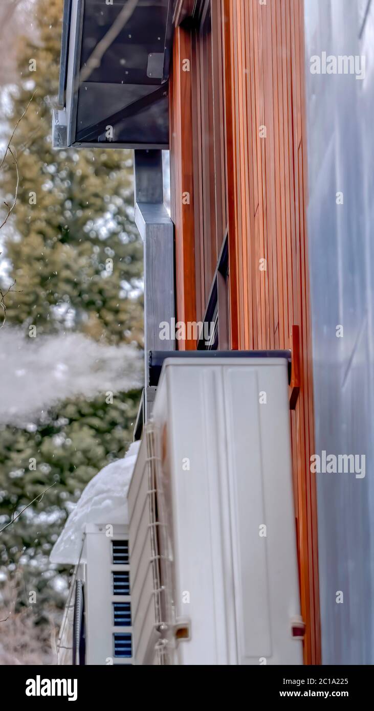 Vertikale Außenwand des Hauses mit Klimaanlagen und Rohr, das Dampf abbläst Stockfoto