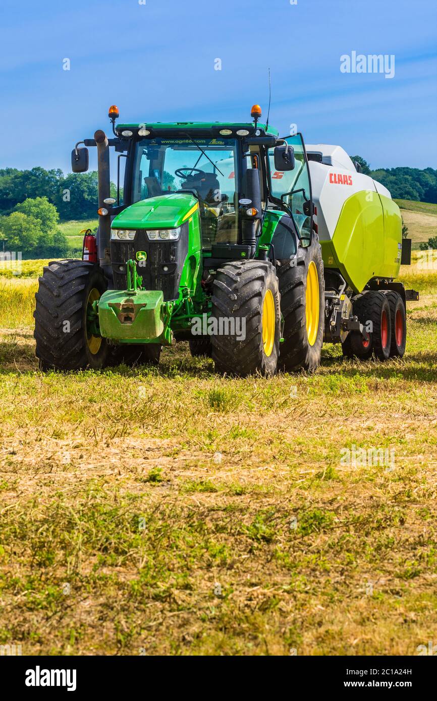 John Deere Traktor 9230R und Strohballenpresse Claas - Frankreich. Stockfoto