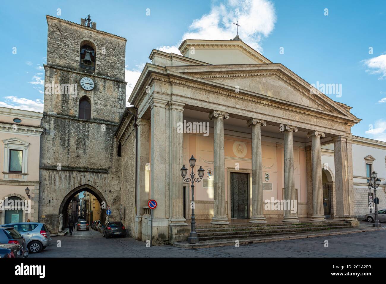Die Kathedrale von San Pietro Apostolo in Isernia. Die Fassade mit einem großen dreieckigen Tympanon in Travertin, Isernia, Molise Region, Italien, Europa Stockfoto