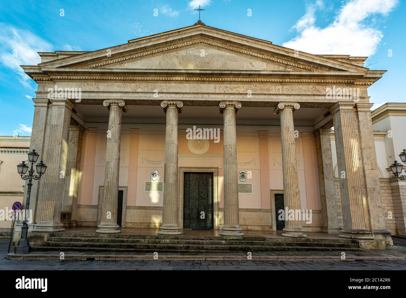 Die Kathedrale von San Pietro Apostolo in Isernia. Die Fassade mit einem großen dreieckigen Tympanon in Travertin. Isernia, Molise Region, Italien, Europa Stockfoto
