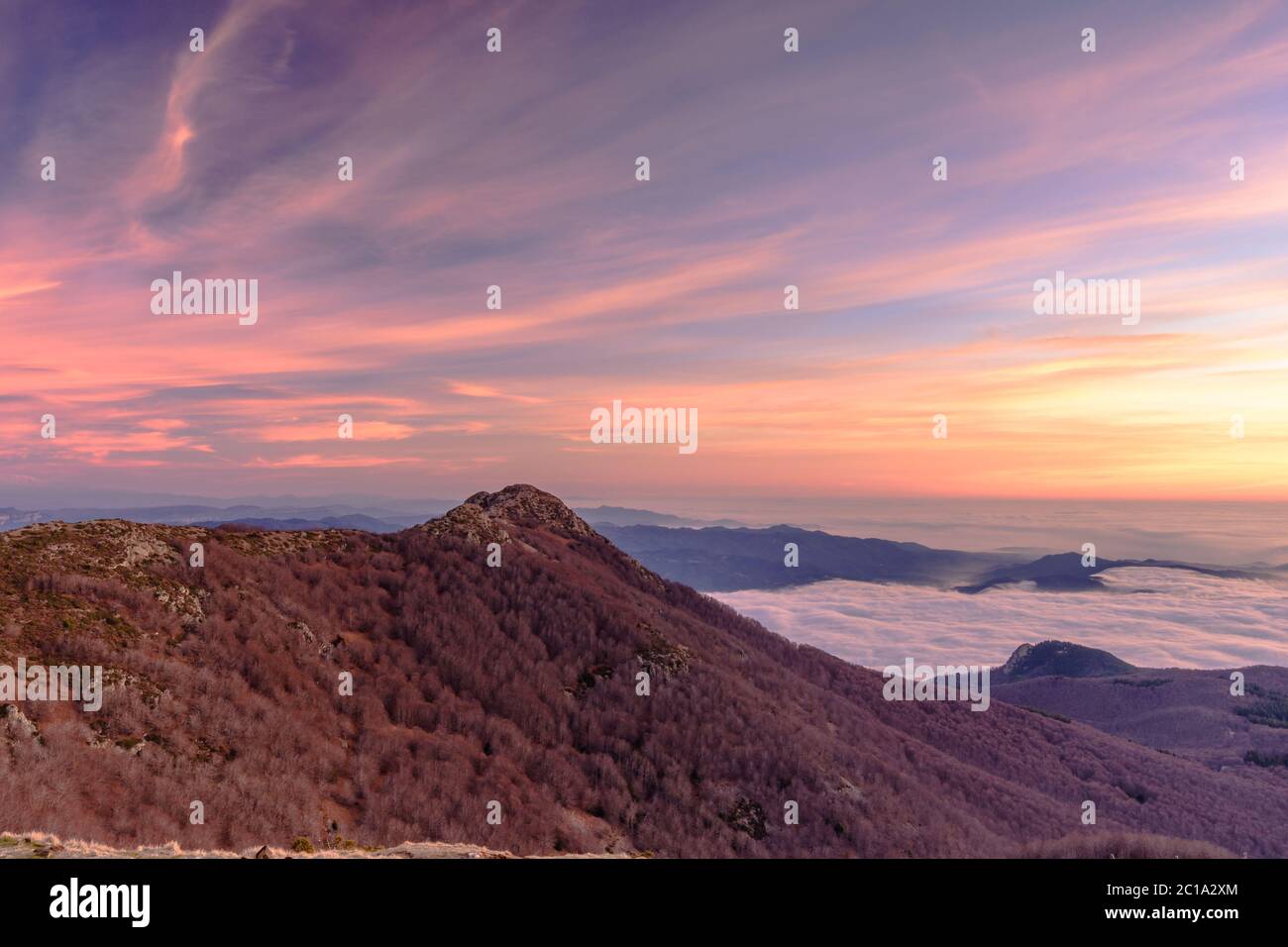 Sonnenaufgang auf dem Gipfel von 'Les Agudes - 1706m', im Naturpark von Montseny (Katalonien, Spanien) Stockfoto