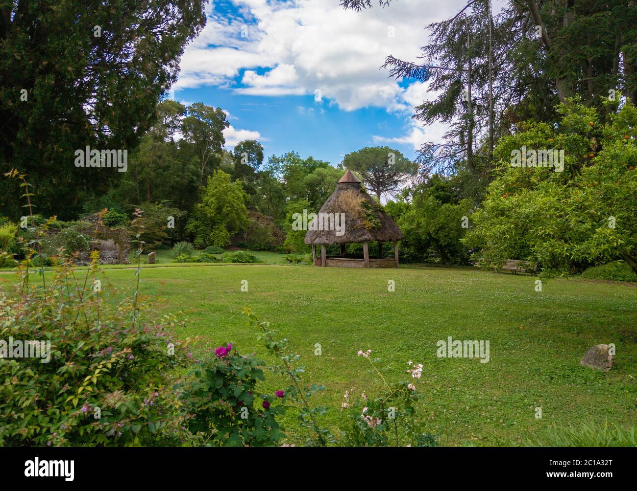Garten von Ninfa (Latina, Italien) - EIN privates Naturdenkmal mit mittelalterlichen Ruinen in Stein, Blumen Park und ein ehrfürchtiges Wildbach mit wenig Fall. Stockfoto