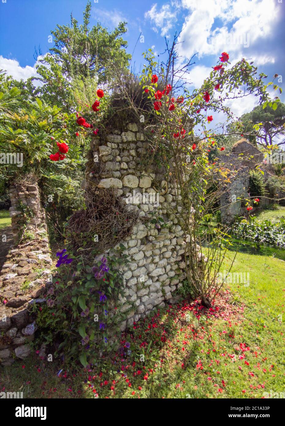 Garten von Ninfa (Latina, Italien) - EIN privates Naturdenkmal mit mittelalterlichen Ruinen in Stein, Blumen Park und ein ehrfürchtiges Wildbach mit wenig Fall. Stockfoto
