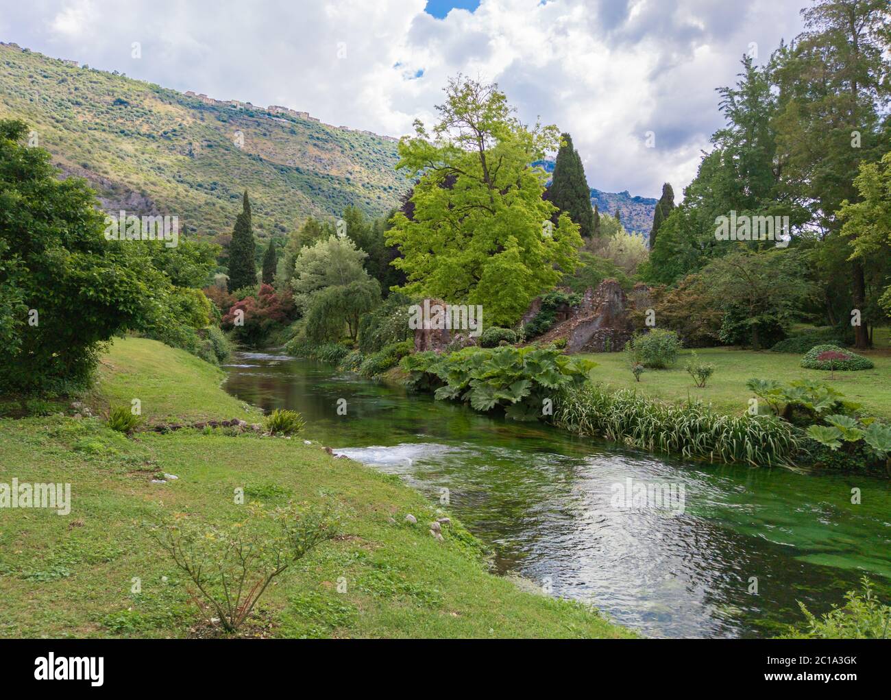 Garten von Ninfa (Latina, Italien) - EIN privates Naturdenkmal mit mittelalterlichen Ruinen in Stein, Blumen Park und ein ehrfürchtiges Wildbach mit wenig Fall. Stockfoto