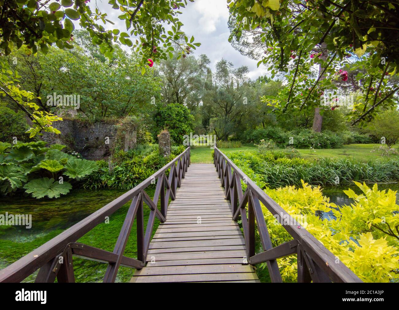 Garten von Ninfa (Latina, Italien) - EIN privates Naturdenkmal mit mittelalterlichen Ruinen in Stein, Blumen Park und ein ehrfürchtiges Wildbach mit wenig Fall. Stockfoto