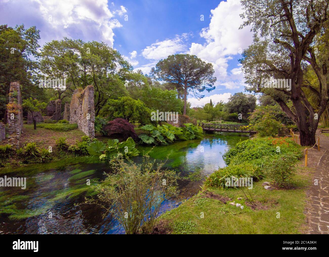 Garten von Ninfa (Latina, Italien) - EIN privates Naturdenkmal mit mittelalterlichen Ruinen in Stein, Blumen Park und ein ehrfürchtiges Wildbach mit wenig Fall. Stockfoto
