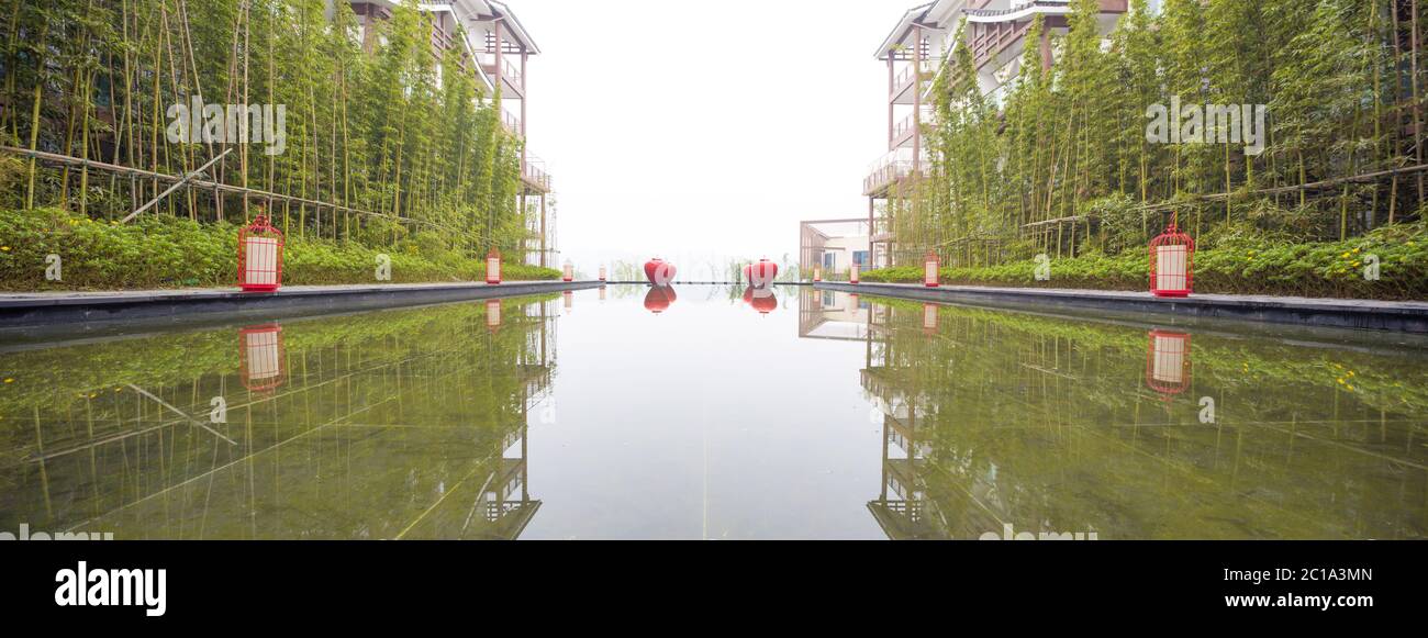 Sauberes Wasser und Reflexion der modernen Gebäude Stockfoto