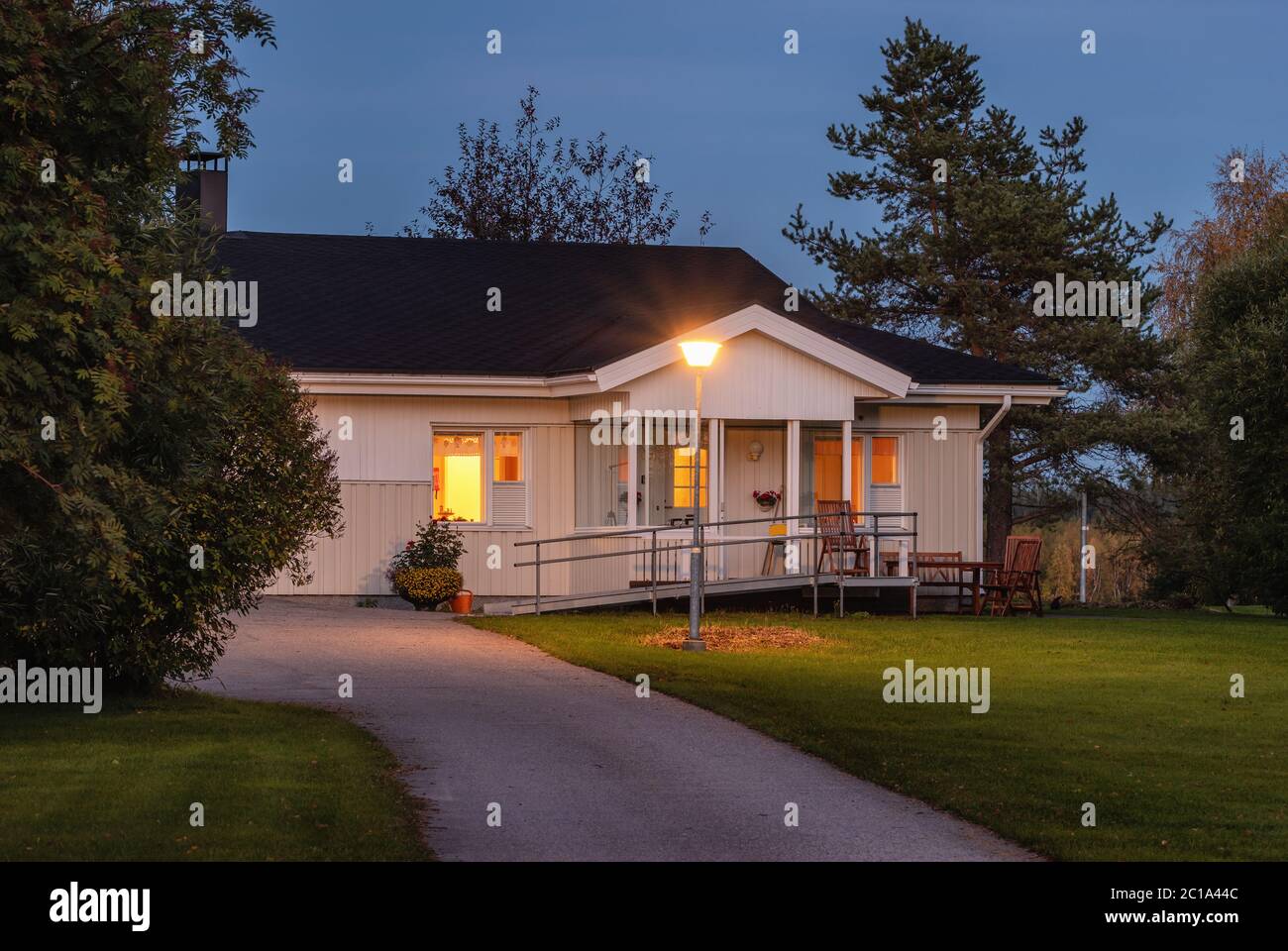 Typisches finnisches Landhaus in der Nacht. Stockfoto