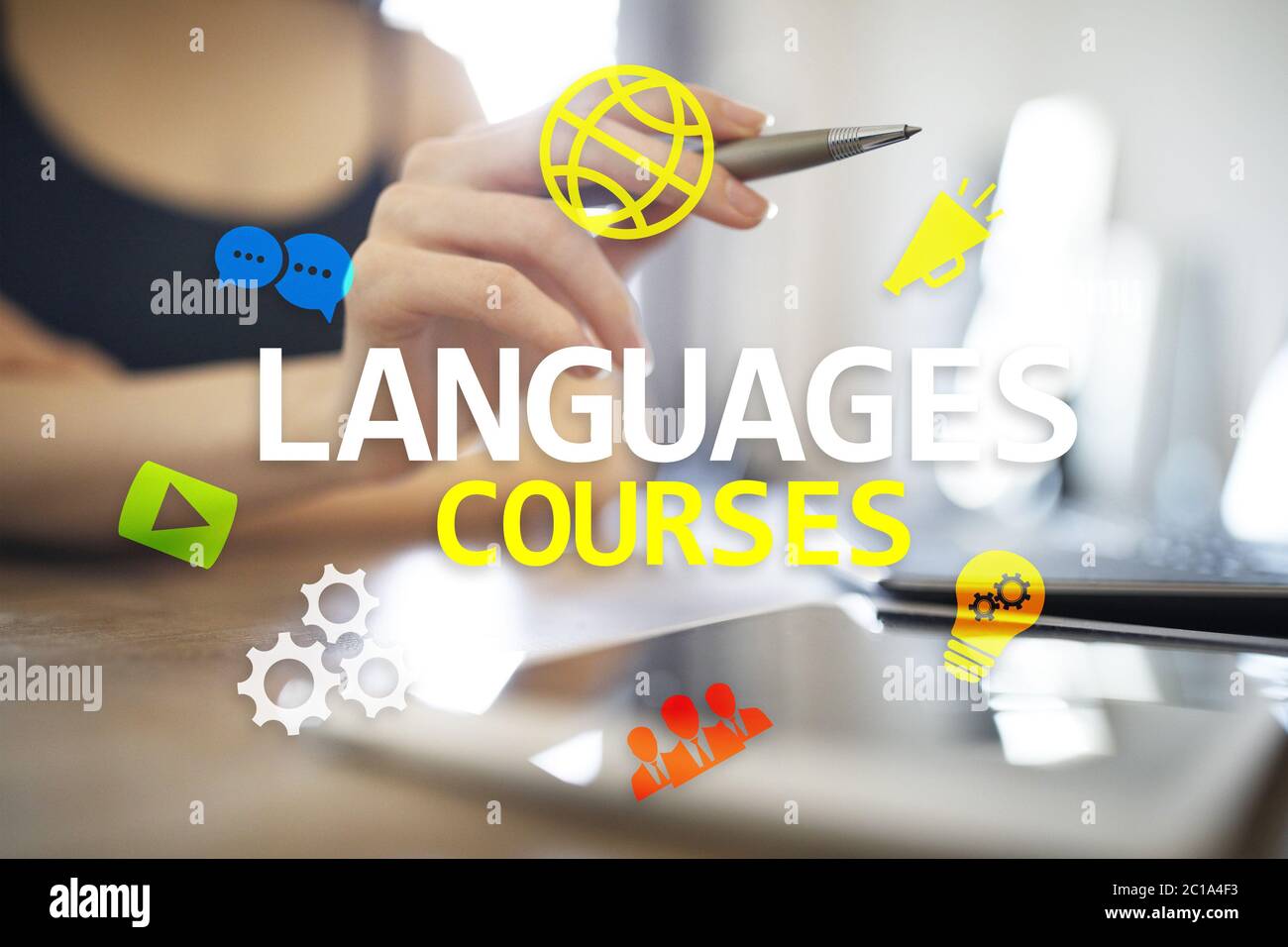 Sprachkurse, Online-Lernen, Englischunterricht, E-Learning-Konzept auf virtuellem Bildschirm Stockfoto