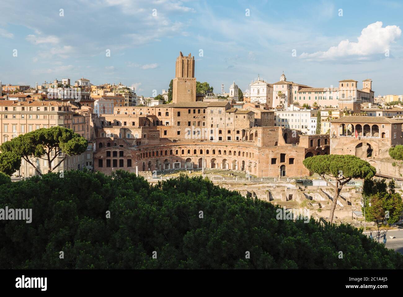 Panoramablick auf die Stadt Rom mit Trajan Markt (Mercati di Traiano) und Roman Forum von Vittorio Emanuele II Monument, das auch als das Viktor-emanuel bekannt. Stockfoto