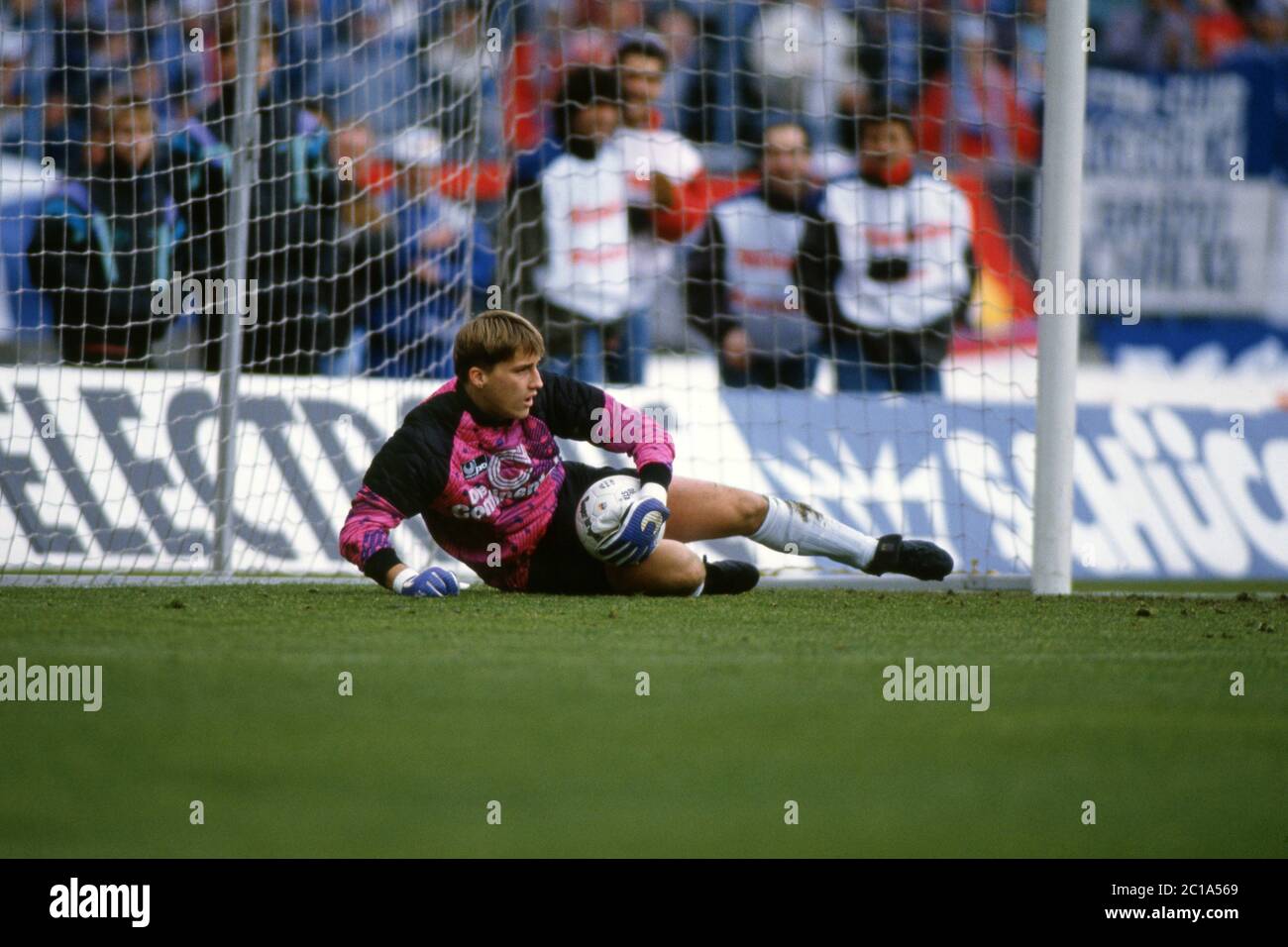 Gelsenkirchen, Deutschland. Mai 2020. Fuvuball, firo: 27.02.1993 Fuvuball, Bundesliga, 1992/1993, 92/93 Rvºckrunde, 24. Spieltag, Archivbilder, Archivfoto FC Schalke 04 - Borussia Dortmund 0: 0 Stefan Klos, ganze Figur, am Boden Quelle: dpa/Alamy Live News Stockfoto