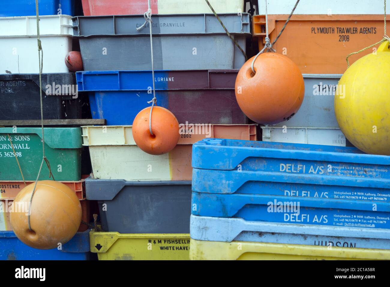 Angelkisten, Bojen und andere maritime Objekte vor der alten Bar Blaue Maus auf dem Norden Fr Stockfoto