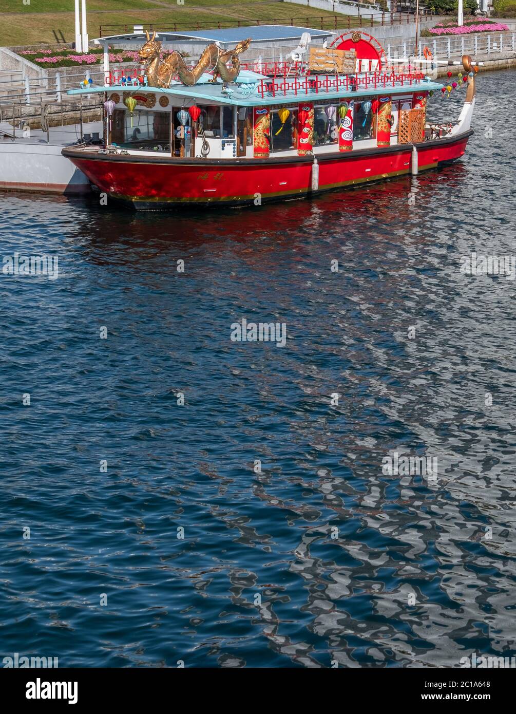 Yakatabune oder Dinner-Kreuzfahrt-Boot an Yokohama's Waterfront. Stockfoto