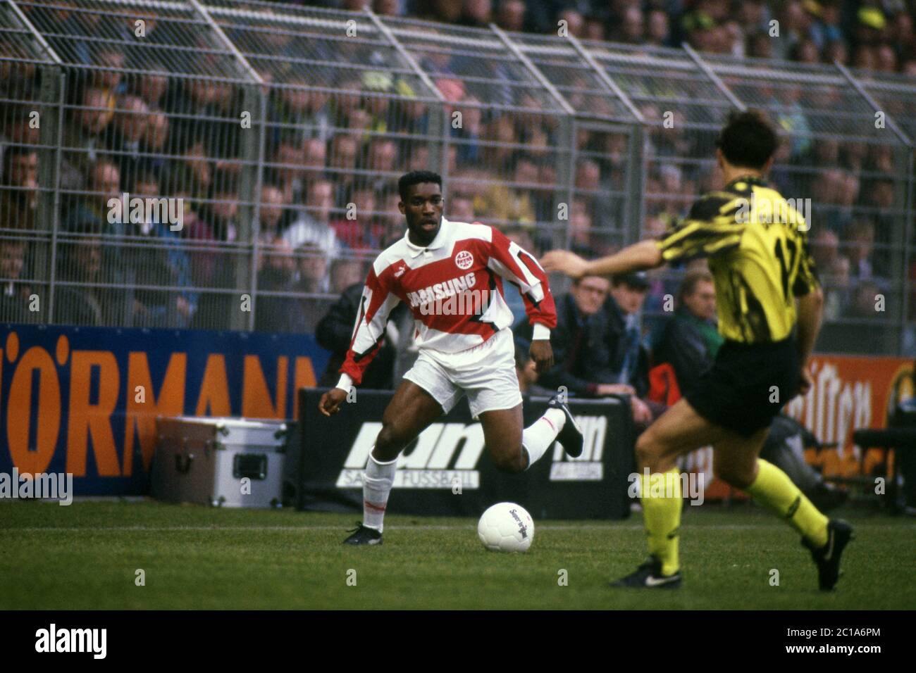 Dortmund, Deutschland. Mai 2020. Fuvuball, firo: 21.03.1993 Fuvuball, Bundesliga, 1992/1993, 92/93 Rvºckrunde, 22. Spieltag, Archivbilder, Archivfoto BVB Borussia Dortmund - Eintracht Frankfurt 3: 0 Jay Jay Jay Okocha, Single Action Quelle: dpa/Alamy Live News Stockfoto