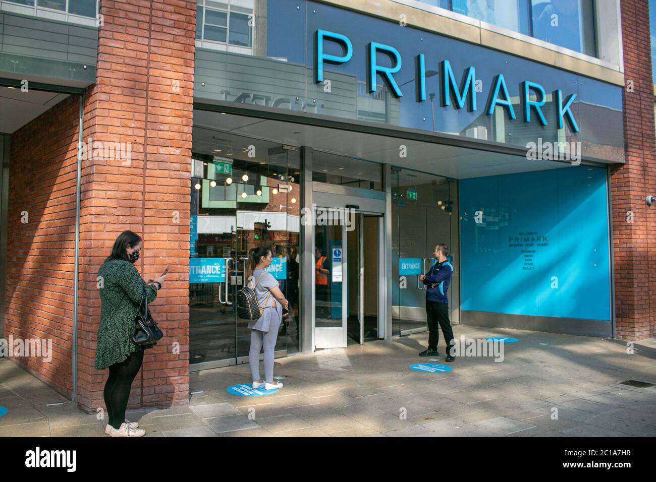 KINGSTON, SURREY, GROSSBRITANNIEN. 15. Juni 2020. Die Käufer stehen vor dem Primark-Laden in Kingston an dem Tag an, an dem nicht unbedingt erforderliche Geschäfte wieder eröffnet werden, als Teil der Regierung Lockerung der Sperrmaßnahmen zur Wiederbelebung der sich abmütenden Wirtschaft nach einem Rückgang des Bruttoinlandsprodukts (BIP) um 20.4 % im April und der britischen Wirtschaft, die auf eine der schlimmsten Rezession zusteuert. Kredit: amer ghazzal/Alamy Live Nachrichten Stockfoto