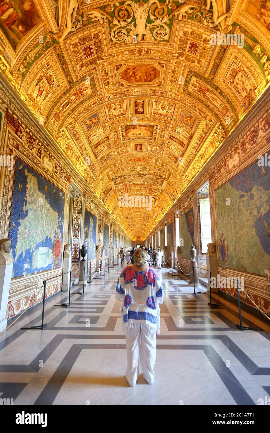 Ein Tourist blickt auf die erstaunliche Kunstwerke im Herzen des Vatikans, Rom, italien. Stockfoto