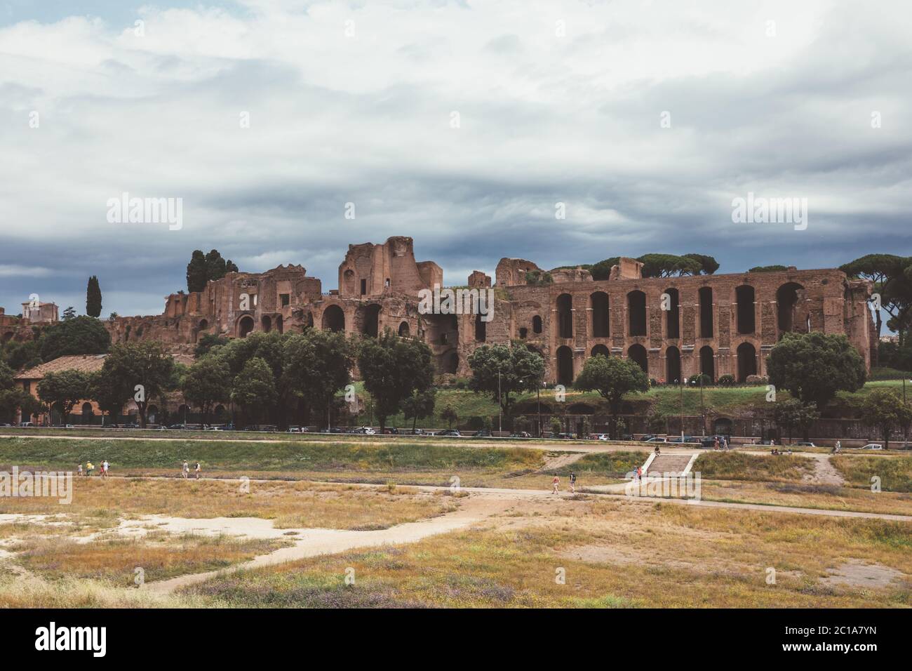 Rom, Italien, 23. Juni 2018: Panoramablick auf den Tempel des Apollo Palatinus auf Palatin Hügel des antiken Rom und Circus Maximus (Circo Massimo) ist ein Stockfoto