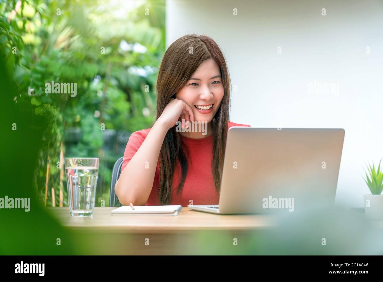 Asiatische Business-Frau mit Technologie-Laptop für die Arbeit von zu Hause im Freien Haus und Garten, Startups und Unternehmer, covid19 sozialen Abstand ein Stockfoto