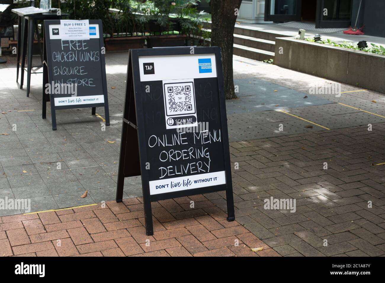 Das Restaurant muss seine Geschäftsmethode auf eine Online-Plattform umstellen, um Kunden während dieser Covid-19-Pandemie, die sich auf das Leben aller auswirkt, zu binden. Stockfoto