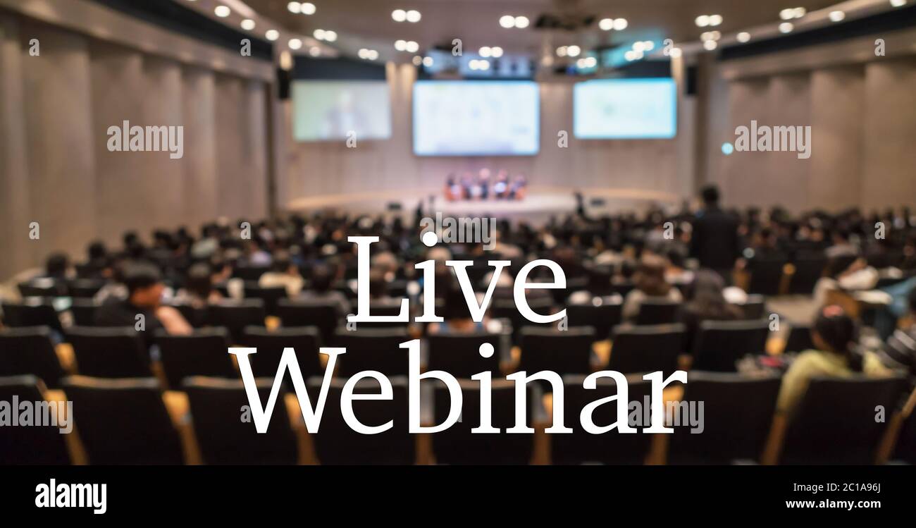 Live-Webinar Text über verschwommenes Foto des Konferenzsaals oder Seminarraums ohne Hintergrund der Teilnehmer, Offline ist vorbei, Online-Übertragung und Fernsehen Stockfoto