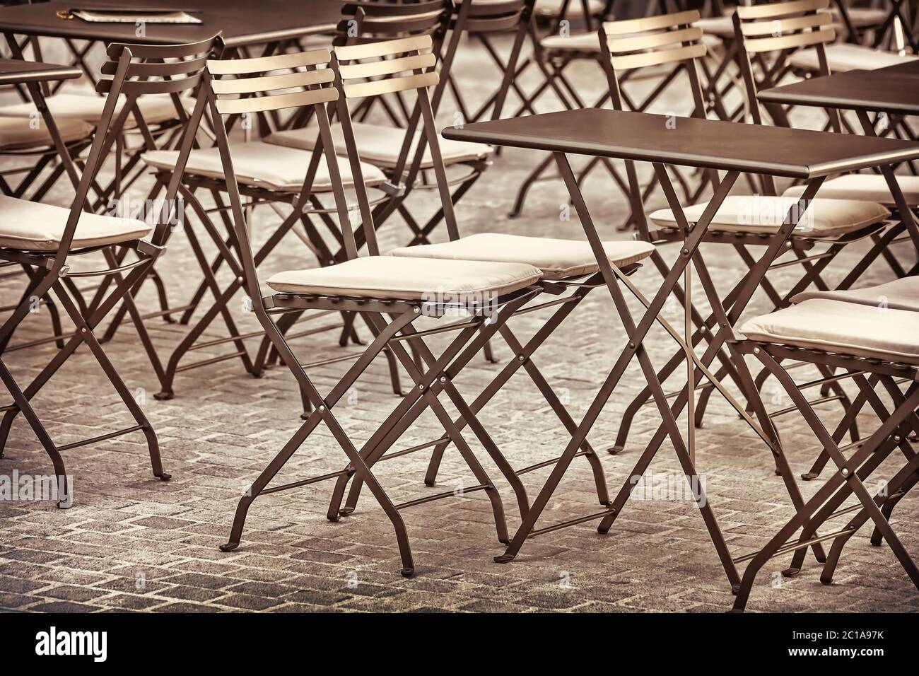 Retro-Stil Bild von Stühlen und Tischen vor einem Restaurant Stockfoto