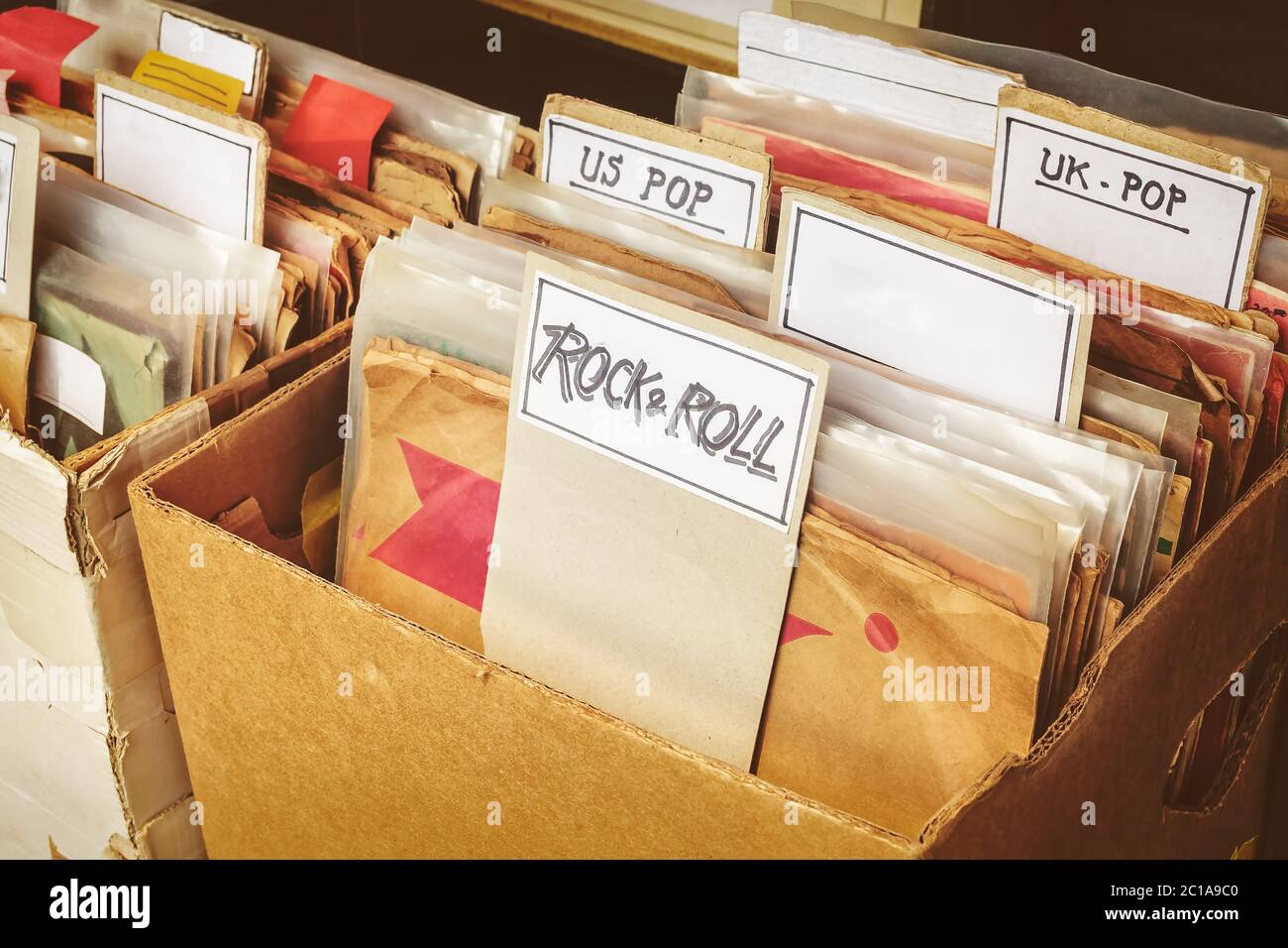 Im Retrostil Bild der Boxen mit vinyl Plattenspieler Datensätze auf einem Flohmarkt Stockfoto