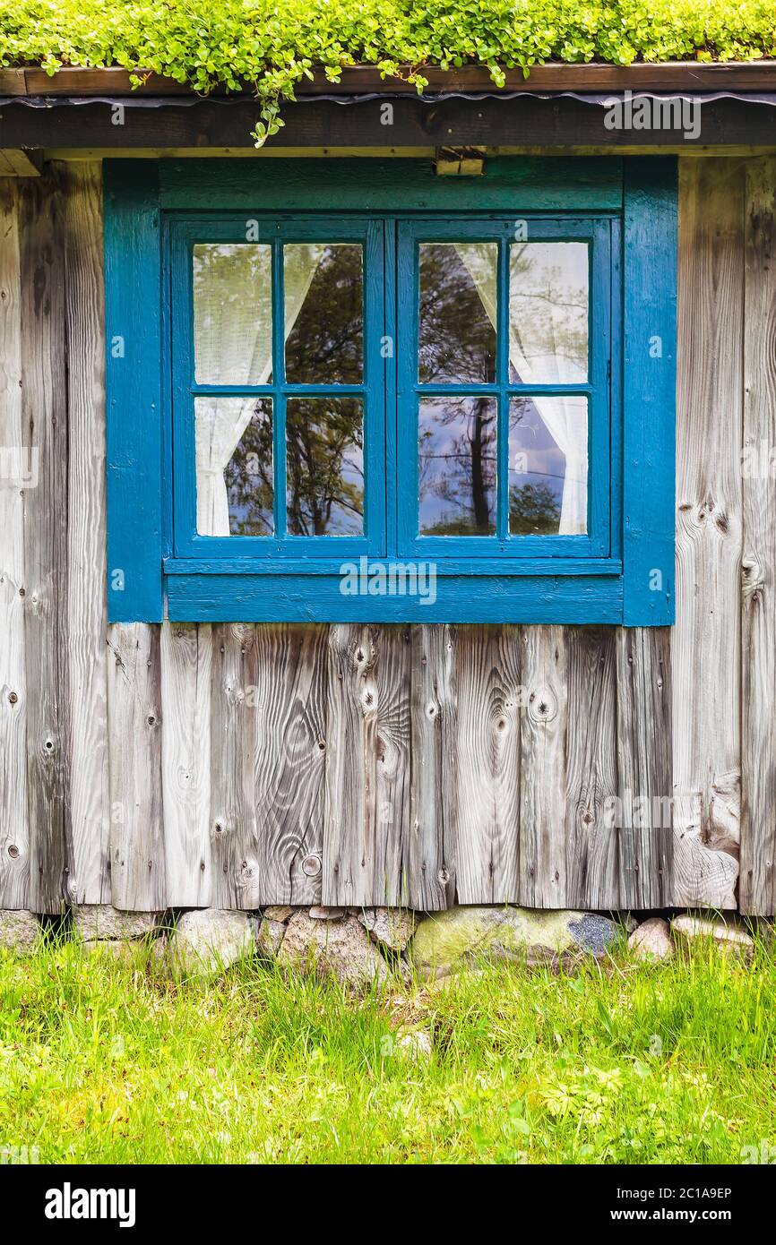 Typisches altes Bauernhaus aus Holz mit blauem Fenster und Rasendach in Schweden Stockfoto