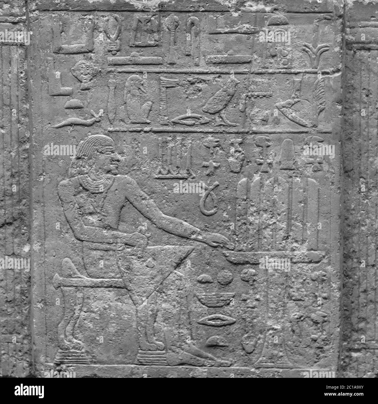 altes Steinrelief am Chnum-Tempel in Ägypten Stockfoto