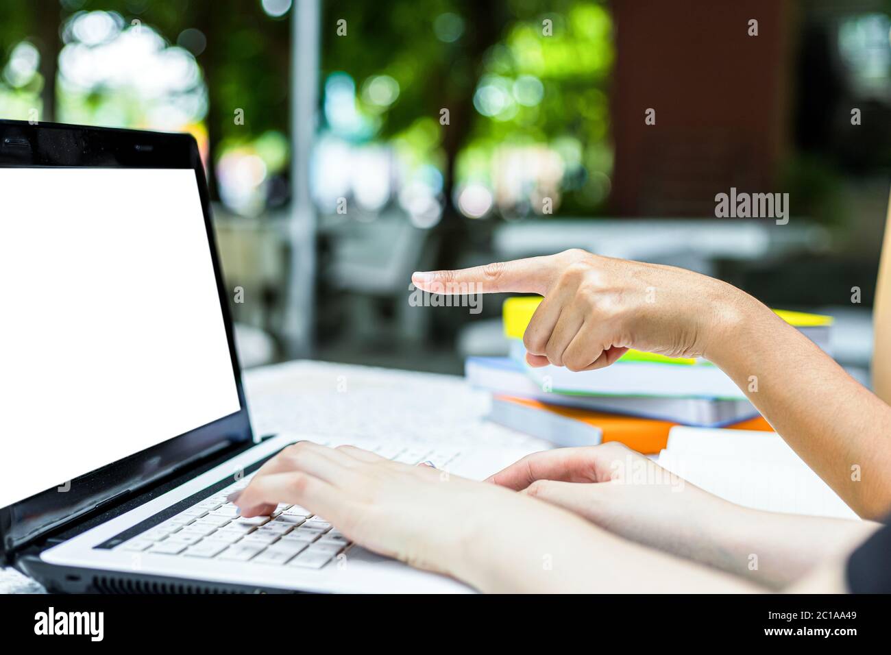 Hand zeigt auf leeren Bildschirm des Laptops. Mit Computer-pc Stockfoto