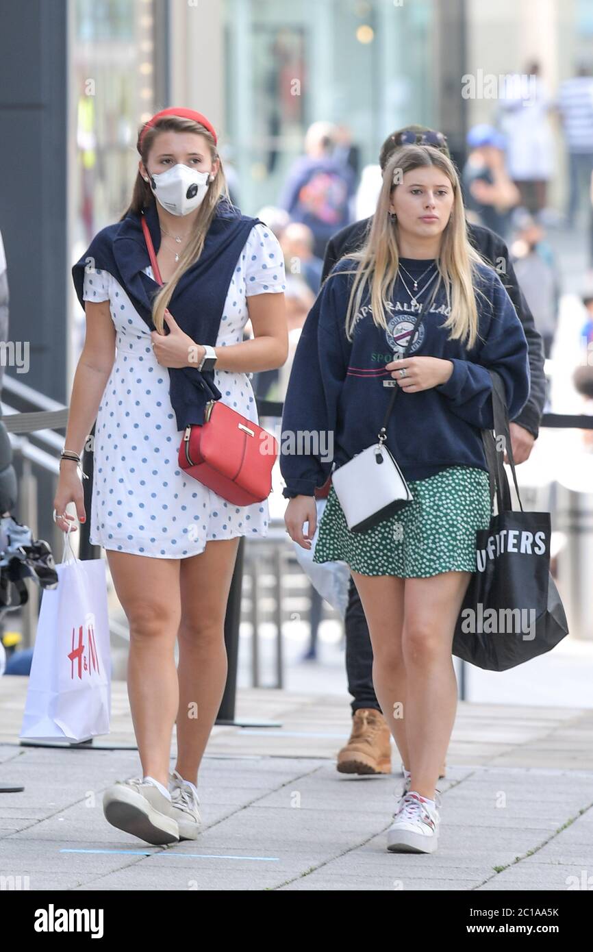 Birmingham, West Midlands, 15. Juni 2020. Frauen tragen Einkaufstaschen im Stadtzentrum von Birmingham, als Tausende von Käufern kamen, um Artikel zu kaufen, die sie seit der Schließung der Verkaufsstellen durch COVID-19 verpasst haben. Viele waren Szene mit Bündel von Taschen nach einem Einkaufsbummel. Zwei Männer wurden gesehen, wie sie mit sechs Selfridges-Taschen die New Street in Birmingham entlang gingen. Kredit: Sam Holiday/Alamy Live Nachrichten Stockfoto