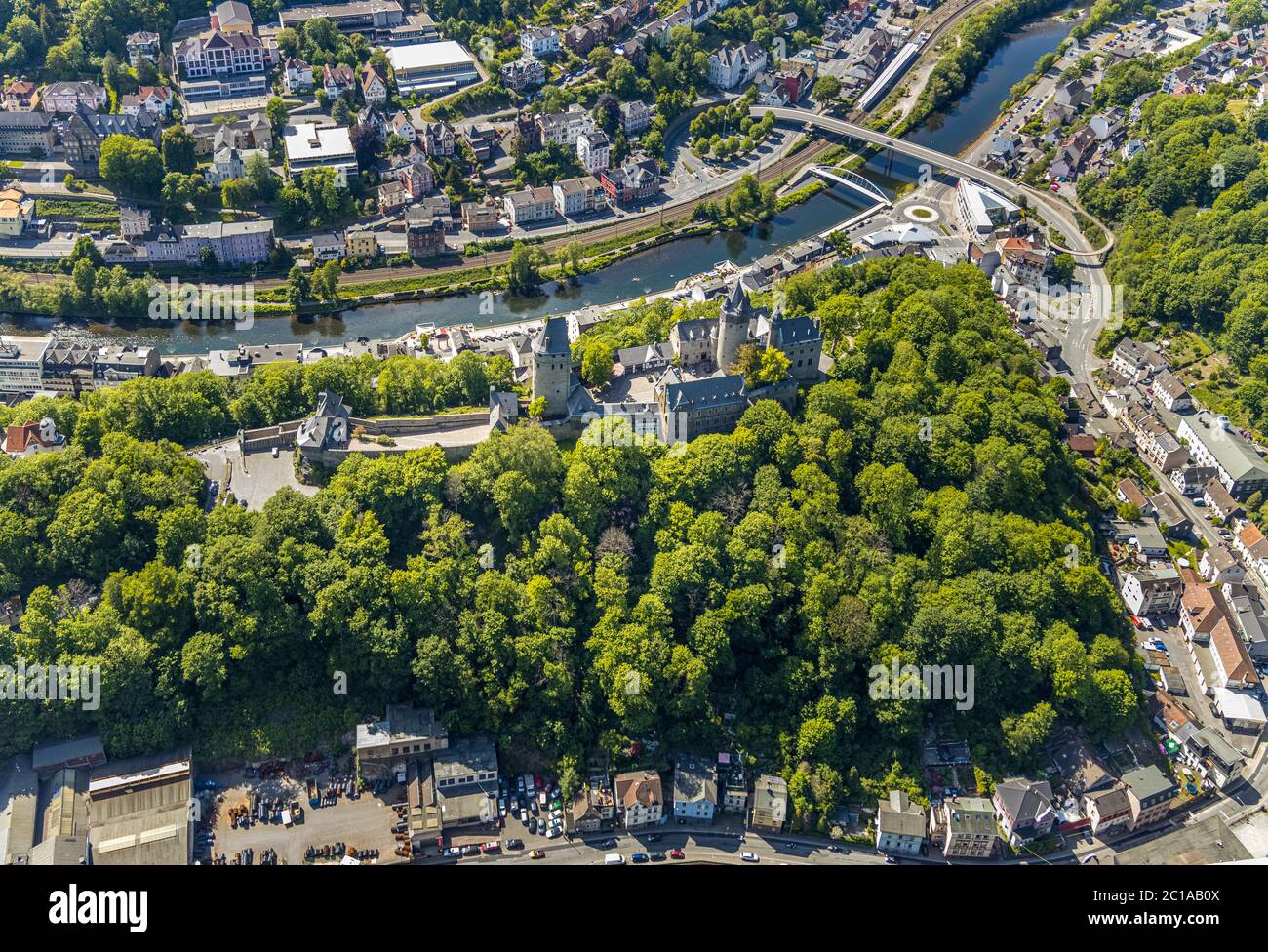 Luftaufnahme, Schloss Altena, Fritz-Thomee-Straße, Lenne, Rathaus Altena, Altena, Sauerland, Märkischer Kreis, Nordrhein-Westfalen, Deutschland Stockfoto