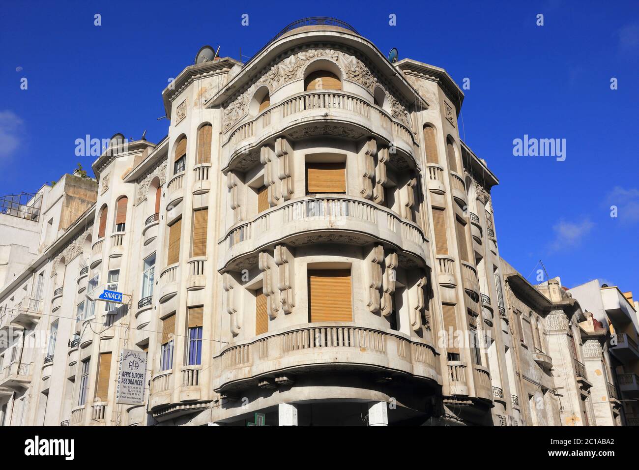 Casablanca Marokko. Detail einer Gebäudefassade, die in der französischen Kolonialzeit gebaut wurde. Eine Mischung aus traditioneller marokkanischer und Art déco-Jugendstil-Architektur Stockfoto