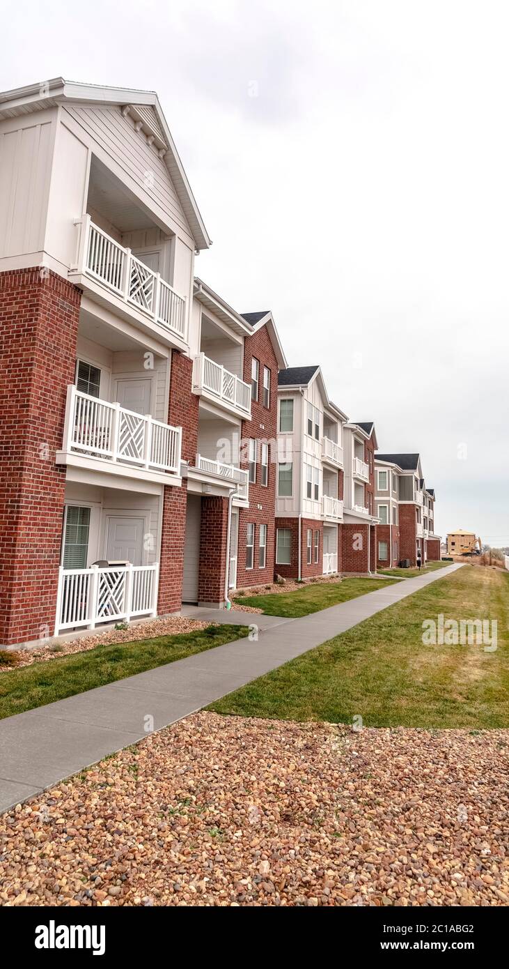 Vertikale Ansicht eines modernen Apartmentkomplexes Stockfoto