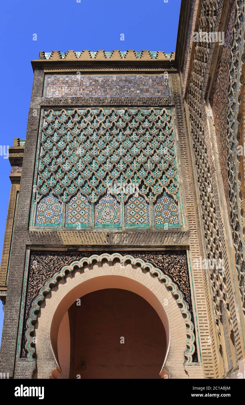 Meknes, Marokko. Das mittelalterliche Bab Mansour-Tor im historischen Zentrum der Kaiserstadt, eines der wichtigsten Wahrzeichen der Stadt. Stockfoto