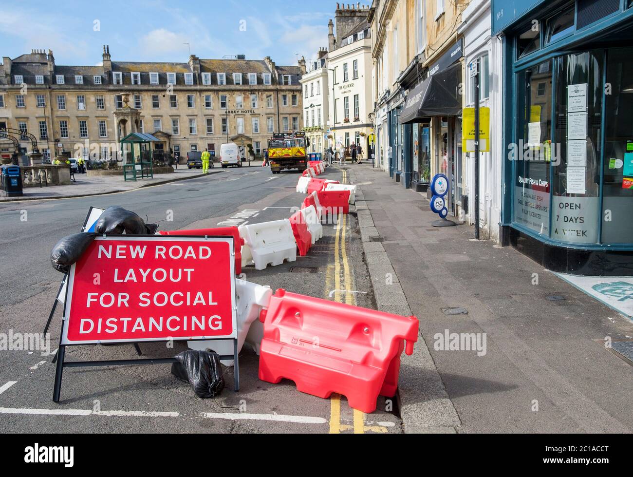 Bath, Großbritannien. Juni 2020. Da nicht unbedingt notwendige Geschäfte in England von der Regierung grünes Licht für eine Wiedereröffnung erhalten, sind in Terrace Walk Straßensperren abgebildet, die vom gemeinderat zur Unterstützung der sozialen Distanzierung errichtet wurden. Quelle: Lynchpics/Alamy Live News Stockfoto