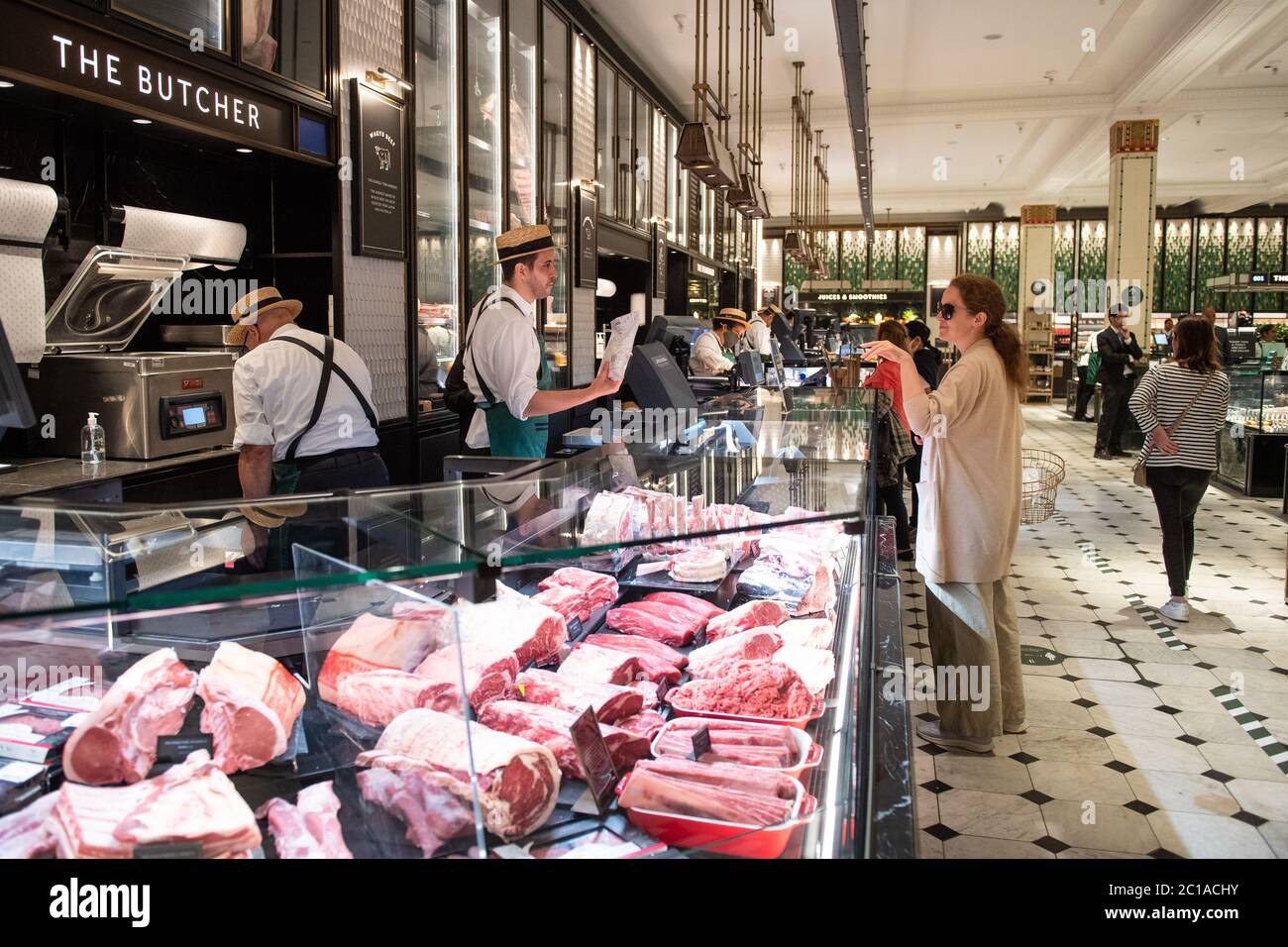 Kunden, die im Harrods Store in Knightsbridge, London, einkaufen, nachdem die Regierung angekündigt hat, dass nicht-wesentliche Geschäfte wieder geöffnet werden können. Stockfoto